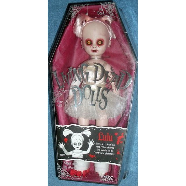 living dead dolls serie 4 lulu goth doll gothic mezco Producto de importación, muñeca gótica de aproximadamente 10 pulgadas en ataúd forrado en rojo, vestido blanco con detalles oscuros, cabello claro recogido en dos moños y patines blancos incluidos visibles en la base; también suele usarse como figura de colección para exhibir en vitrinas.