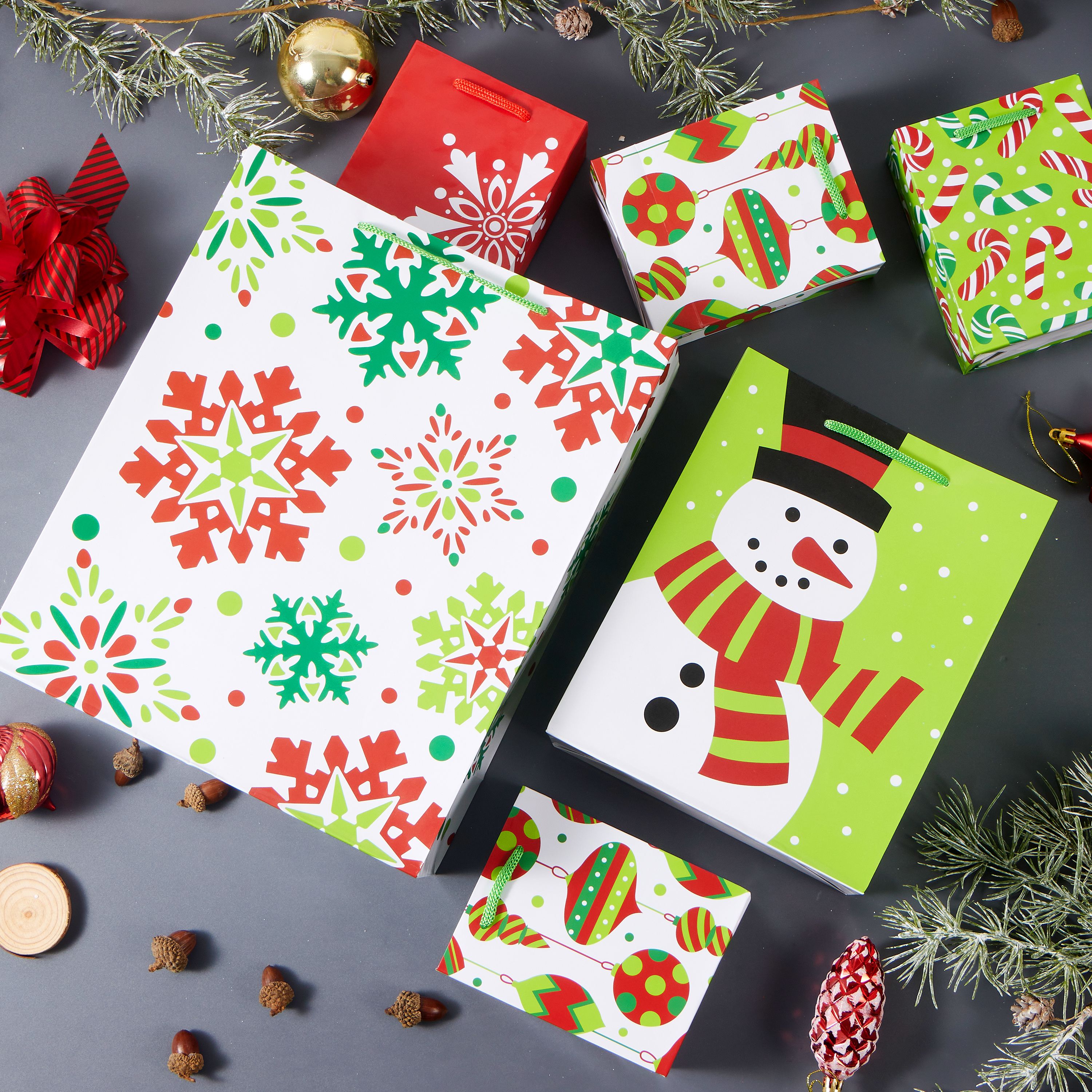 Joyfy 20-Piece Christmas Goody Gift Bags with Handles, Assorted Sizes photo 6