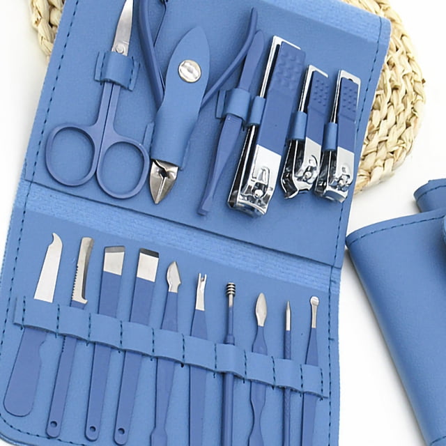 kit de corte de uñas de pedicura 16 piezas juego de cortaúñas de acero Anggrek con estuche azul. Set abierto en 3/4 que muestra 16 herramientas de acero para manicura y pedicura en ranuras: tijeras, cortaúñas de varios tamaños, alicates, empujadores de cutícula, pinzas y limas, listo para almacenamiento ordenado.