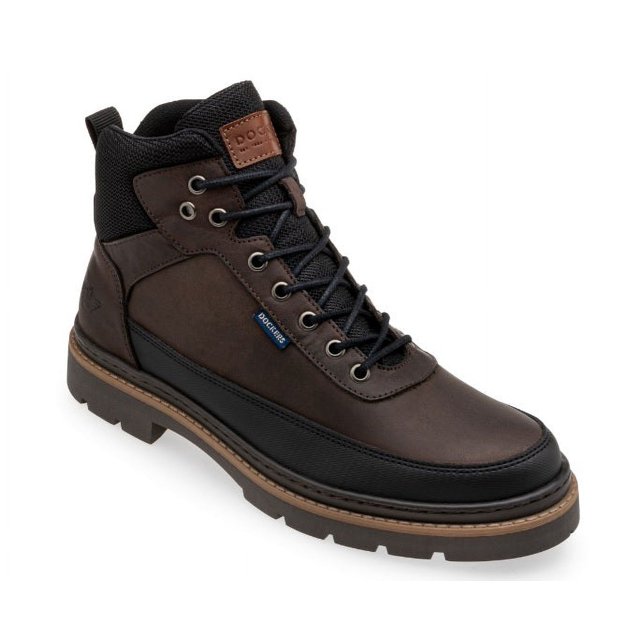 zapato outdoor tipo bota dockers d2123142 cafe bota para adulto color café; vista 3/4 frontal con cordones negros, ojales metálicos y parche con logo Dockers; suela de tracción gruesa en tono marrón y ribete negro en la puntera; fondo blanco; apta para uso outdoor y urbano, también usada a menudo como bota casual de viaje.