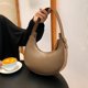 thumbnail image 2 of Bolso de hombro de PU para mujer, de moda, con cremallera clásica y de medio mes, muy vendido, 2024, nuevo y versátil bolso de mano para mujer, 2 of 5