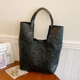thumbnail image 2 of Bolso de hombro de mujer de moda plisado de PU de diseño creativo de ocio de venta caliente 2024 nuevo diseño de nicho bolso de mano de gran capacidad, 2 of 5