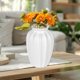 thumbnail image 5 of Jarrón de plástico de imitación de cerámica | Contenedor de flores decorativas de estilo artístico | Adorno moderno para sala de estar y mesa | Rojo o blanco | 24x10x10 cm | Accesorio ligero de, 5 of 5