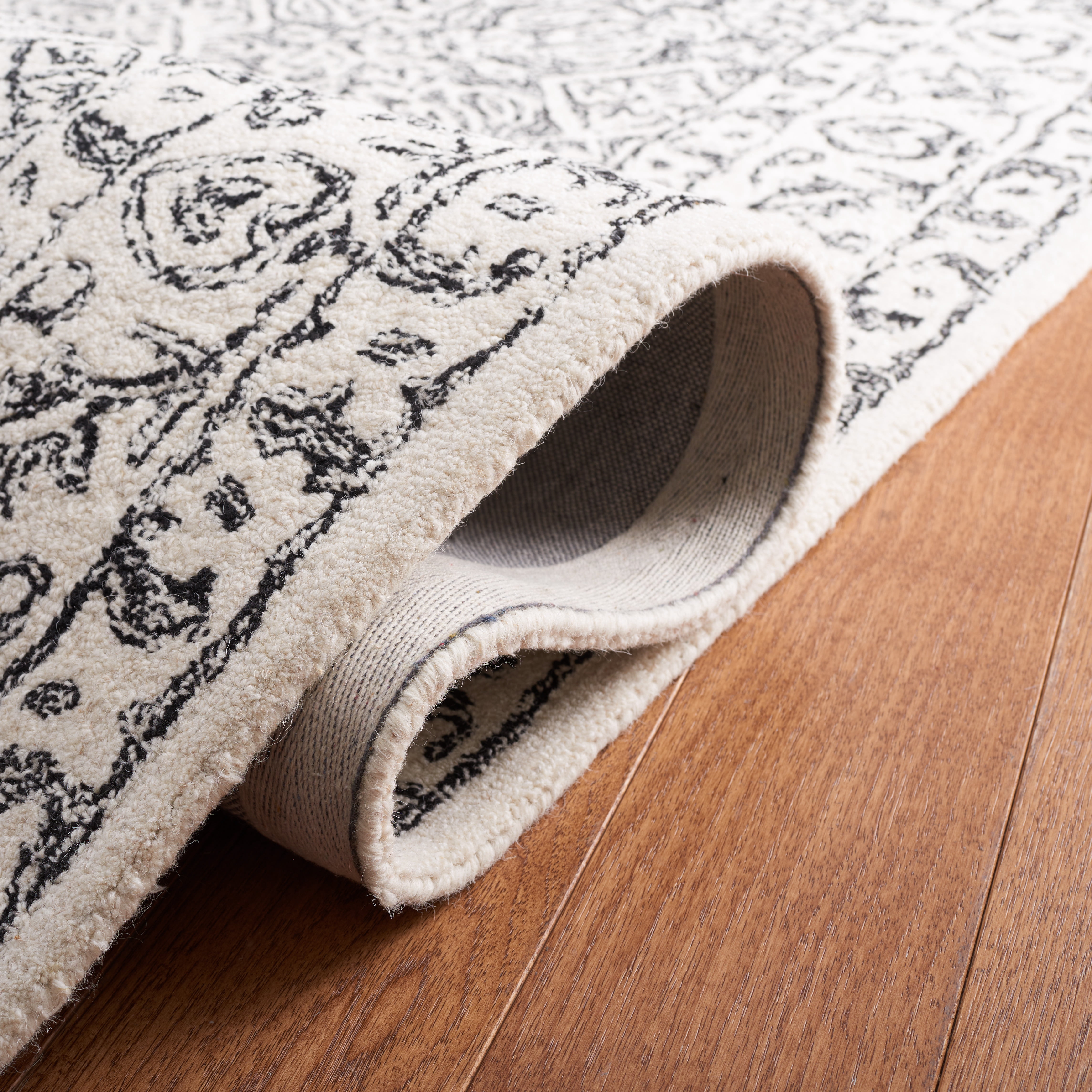 Safavieh Dip Dye Felicia Floral Area Rug, Ivory/Black, 7' x 7' Square