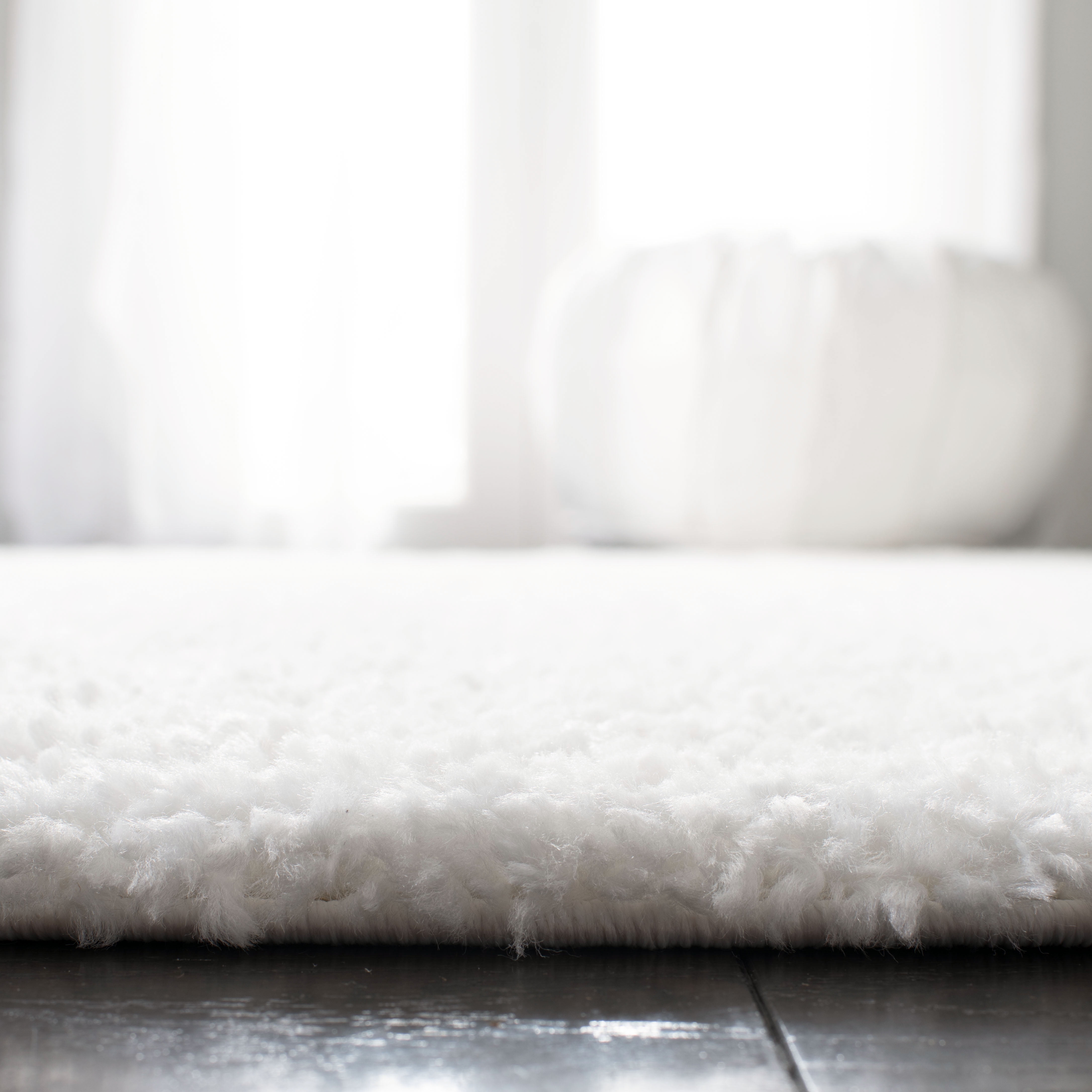SAFAVIEH August Carlene Solid Plush Shag Area Rug, White, 5'3" x 7'6" - Modern Design, White, Non-Shedding & Easy Cleaning, Ultra Plush Thick Pile, Ideal for Living Room, Bedroom