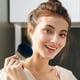 thumbnail image 4 of Brocha extragrande para polvos corporales: suave para difuminar el maquillaje de cara y cuerpo y lograr un acabado suave, 4 of 6