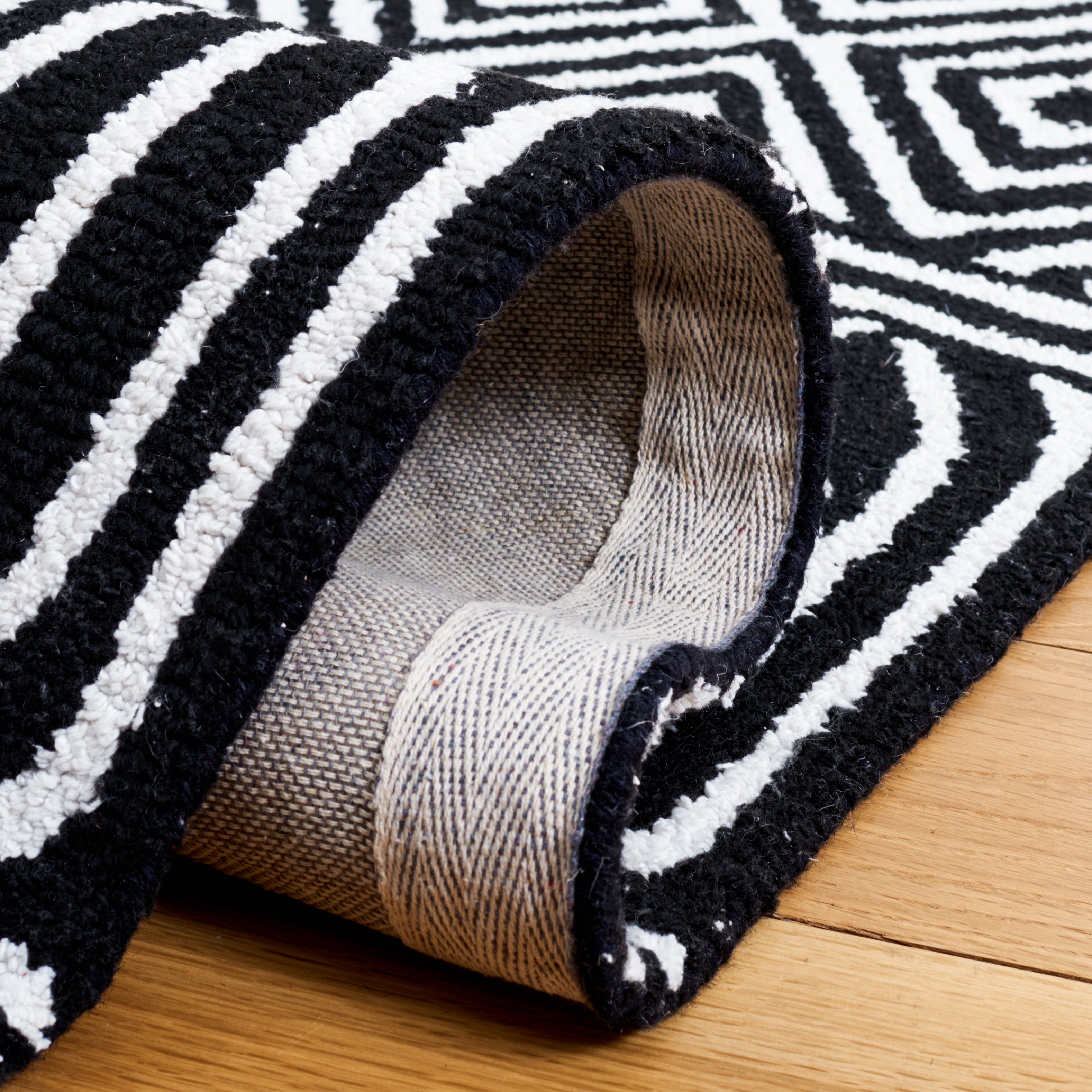 SAFAVIEH Capri Moira Southwestern Area Rug, Ivory/Black, 4' x 6'