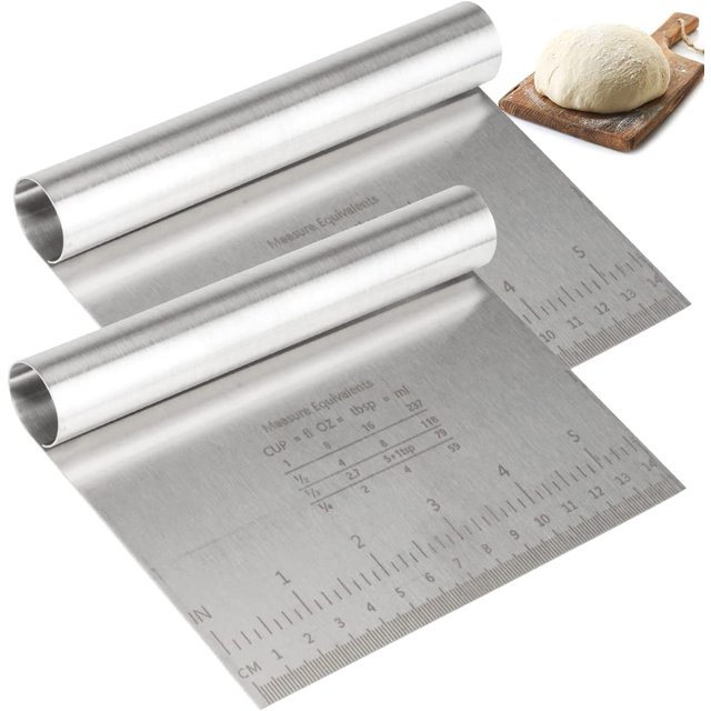 2 piezas espátula raclette rascador, espátula de cocina pequeña, acero inoxidable con escala medidora, utensilios de cocina de acero inoxidable espátula de pastelería para pastelería Blanco: dos rasquetas rectangulares de acero inoxidable con mango enrollado cilíndrico y borde plano, regla grabada en centímetros y pulgadas y tablas de equivalencias impresas, vista frontal en primer plano con masa sobre una tabla al fondo.