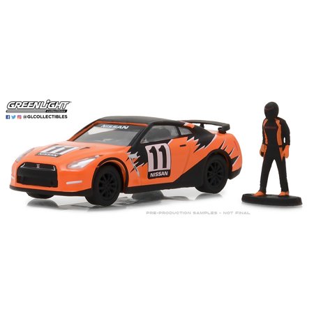 Greenlight 1:64 The Hobby Shop Series 3 2011 Nissan GT-R with Race Car