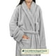 thumbnail image 3 of PAVILIA Premium - Albornoz suave de felpa para mujer, forro polar cálido y esponjoso, Sherpa Shaggy (2XL/3XL gris claro), 3 of 5