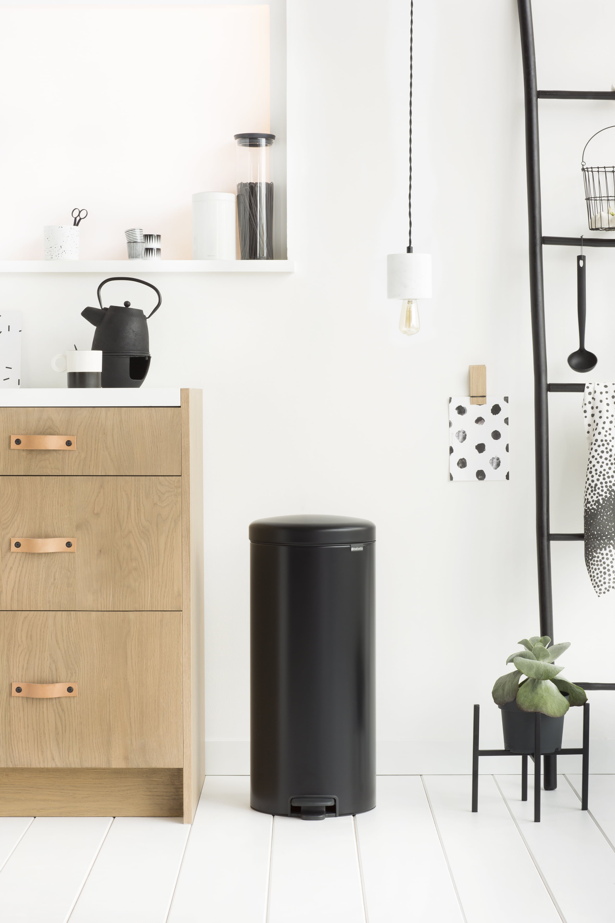Brabantia Trash Can Newicon, 8 gal / 30L Matte Black