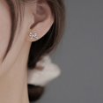thumbnail image 3 of Pendientes de botón con lazo para mujer, modernos, sencillos, estilo frío, elegantes, diseño de nicho de celebridades en línea, pendientes huecos, 3 of 5