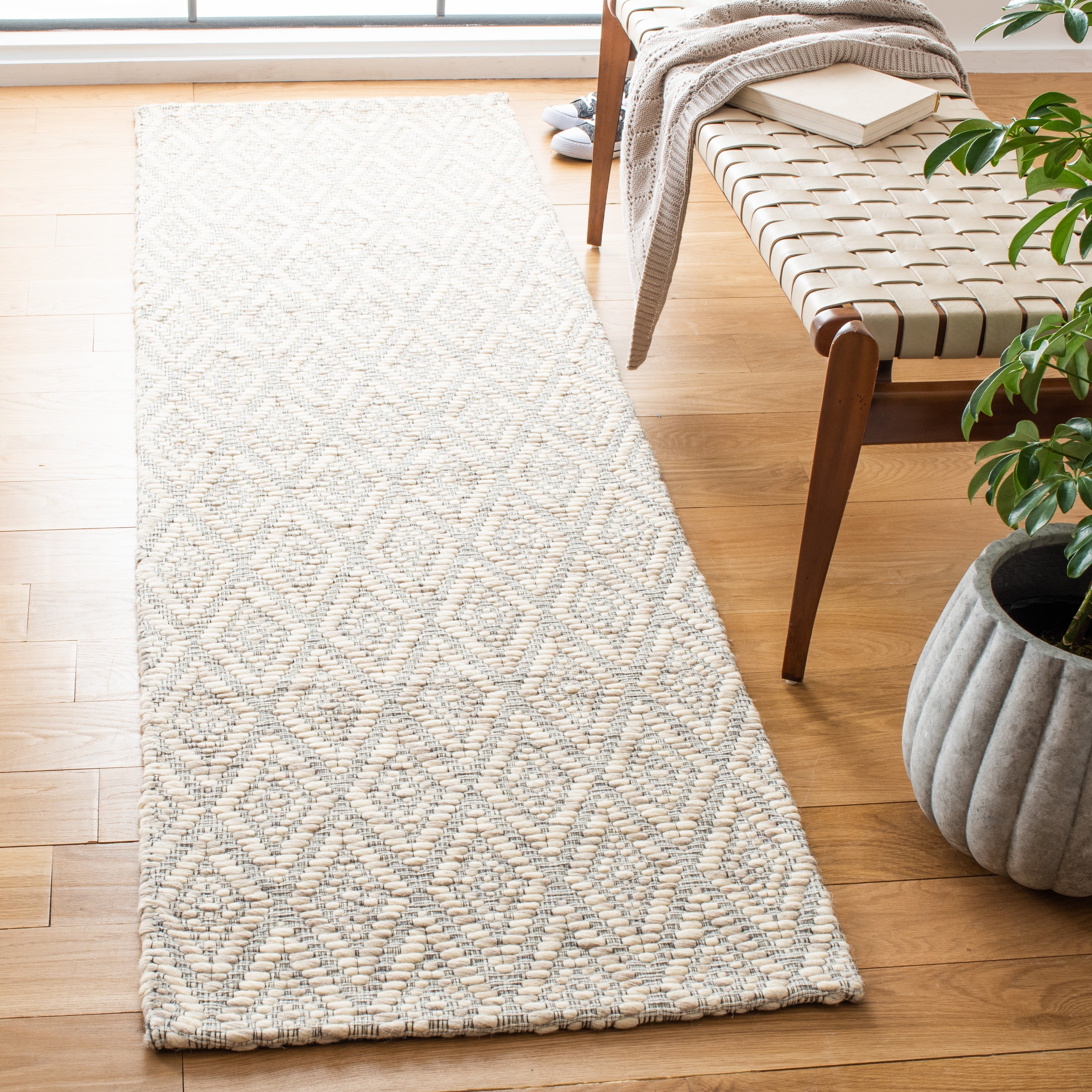 SAFAVIEH Marbella Tris Geometric Runner Rug, Beige/Cream, 2'3" x 8'