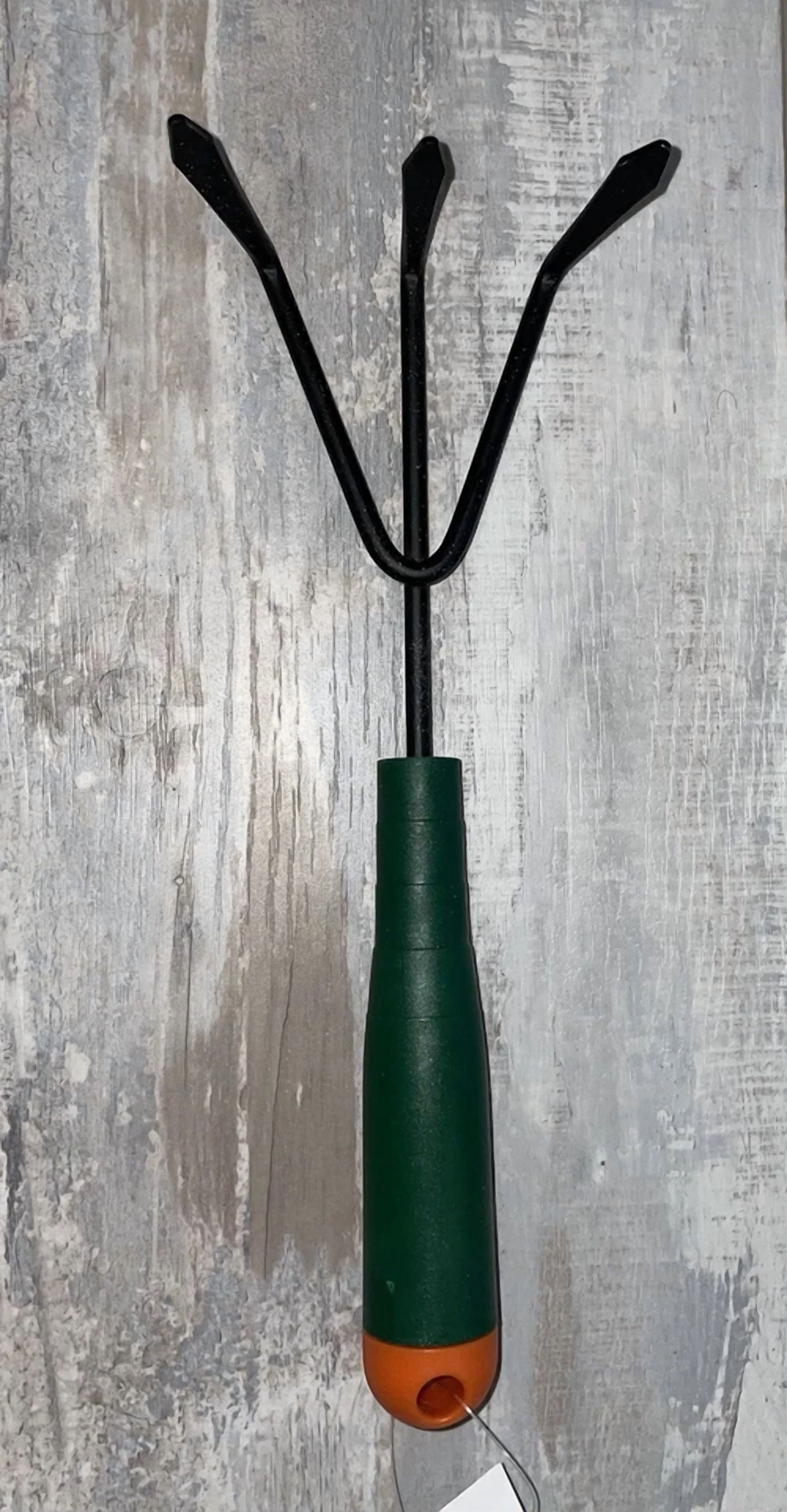 CRESTIN- True Living Garden Cultivator Handheld 3 Metal Tines - Green Plastic Grip - New