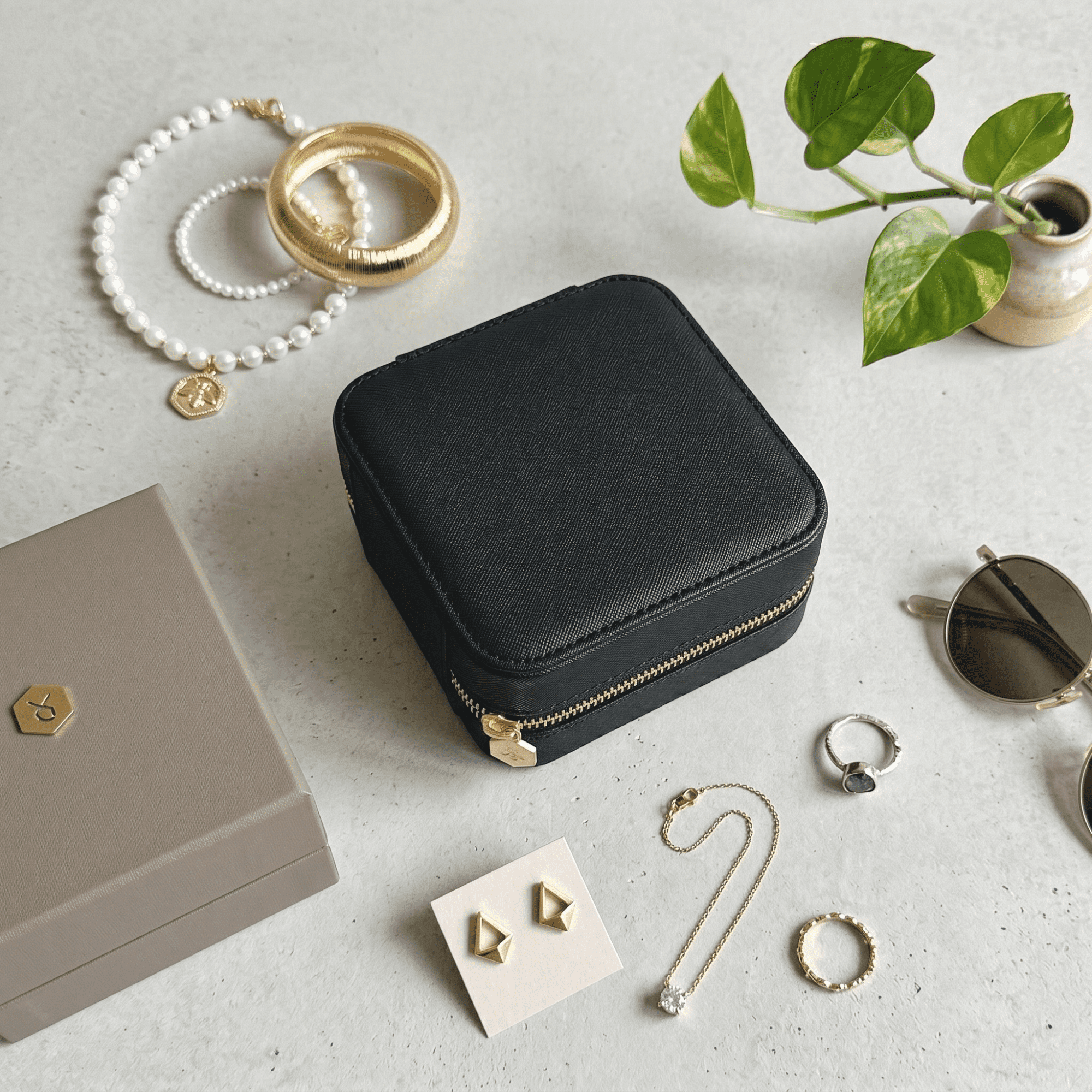 Hives & Honey Women's Black Mya Compact Jewelry Travel Case