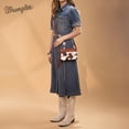 thumbnail image 2 of Monedero de mano con estampado de vaqueros Montana West Wrangler para mujer, 2 of 7