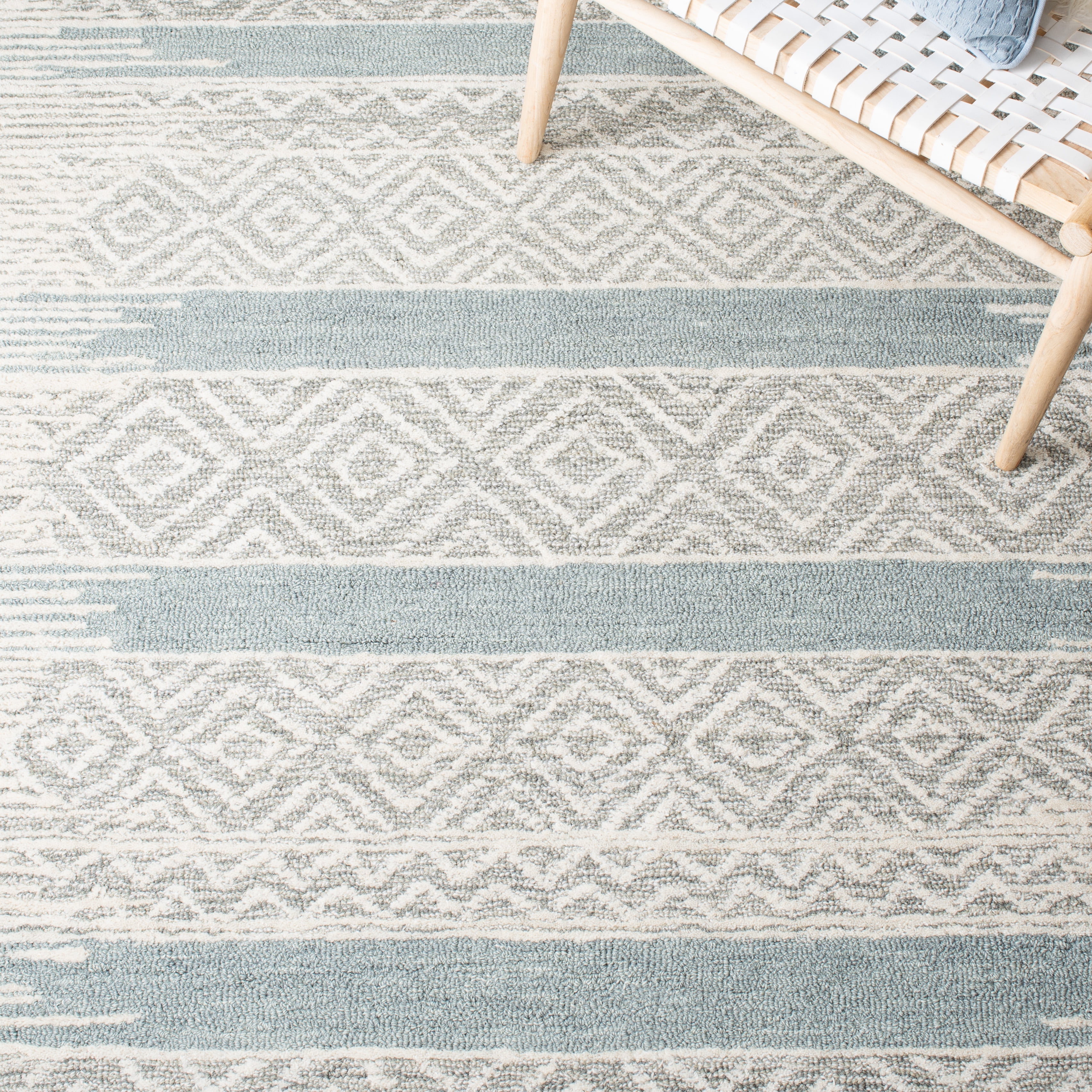 SAFAVIEH Metro Rae Striped Area Rug, Natural/Light Grey, 6' x 6' Round