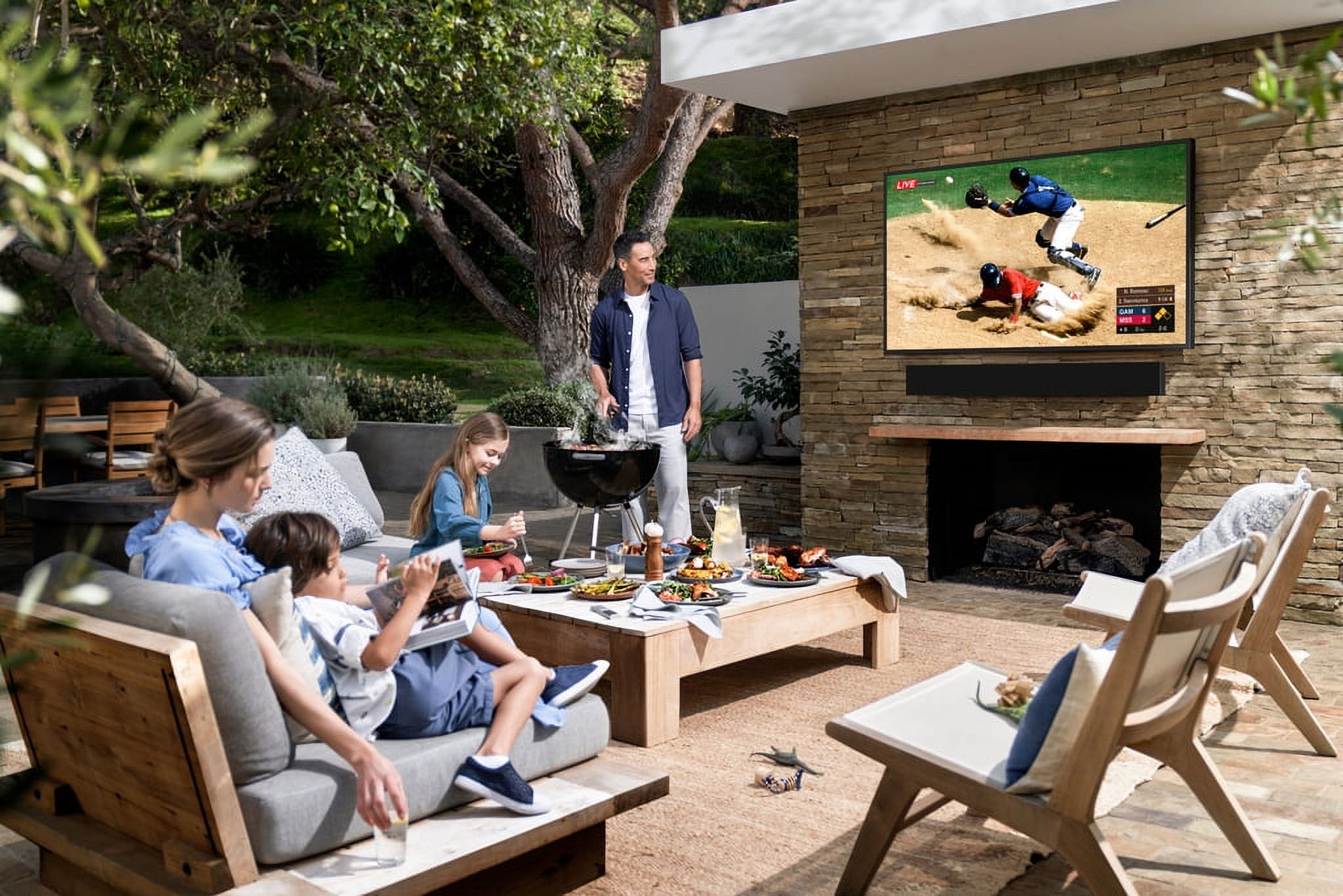 SAMSUNG 55" Class The Terrace Outdoor QLED 4K Smart TV, QN55LST7TAFXZA - image 11 of 28