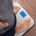 thumbnail image 2 of Báscula digital de grasa corporal Weight Gurus con pantalla LCD retroiluminada grande y seguimiento por teléfono inteligente (plateada), 2 of 5