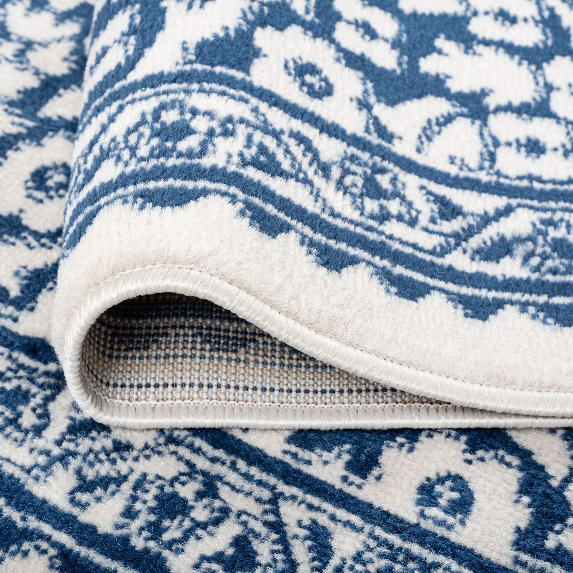 Madison Traditional 5' Round Dark Blue Polypropylene Indoor Area Rug