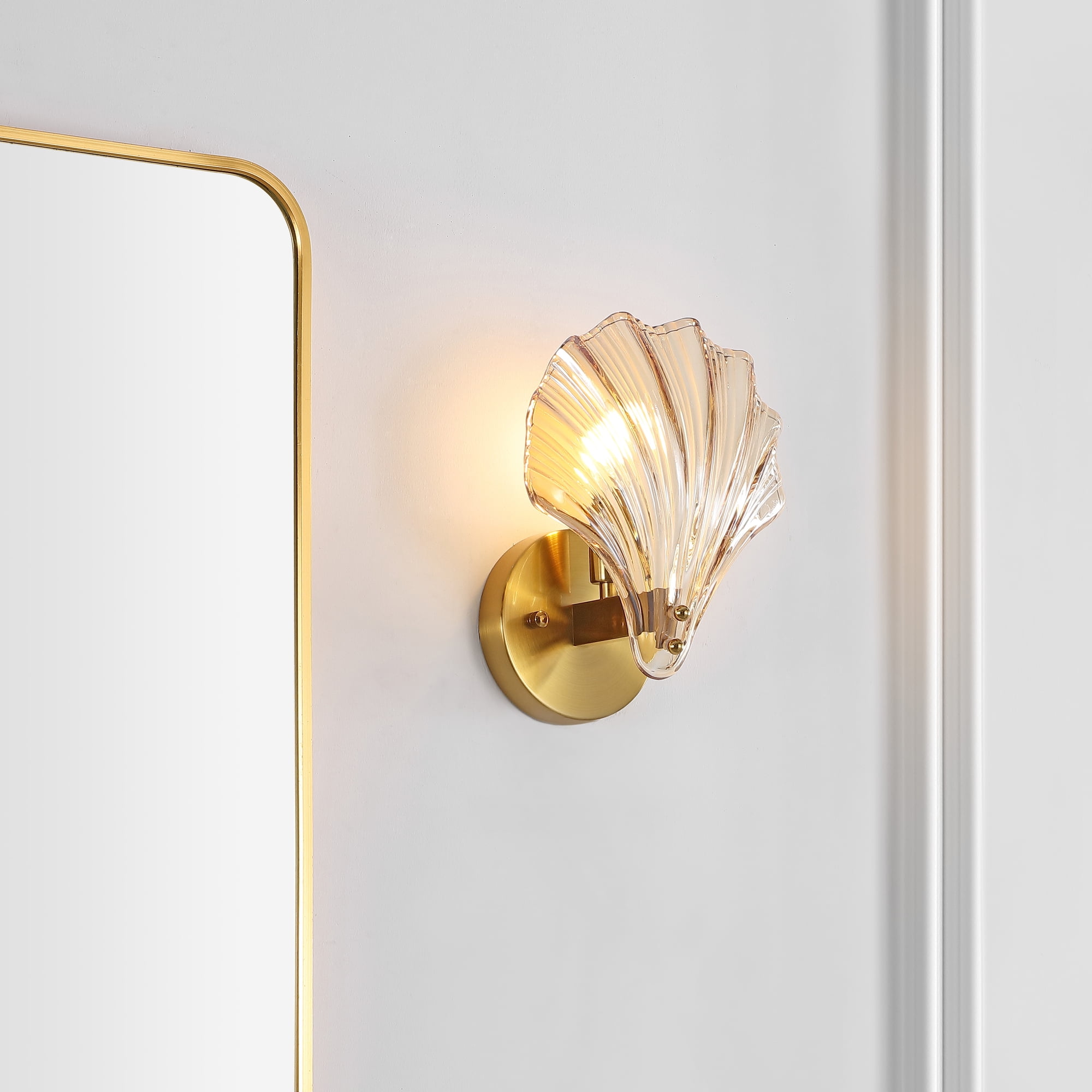 SAFAVIEH Sirena Applique da parete a LED in ottone e ferro dorato con paralume in vetro ambrato, set da 2