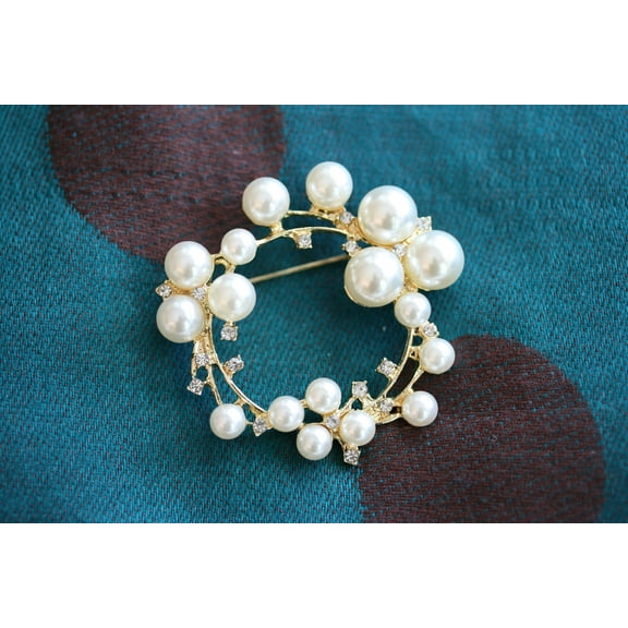 PEARL BROOCH PIN, Imitation Pearl Brooch, Clear Crystal & Pearl Wreath Brooch