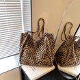 thumbnail image 2 of Bolso informal versátil de gran capacidad para mujer, nuevo bolso de hombro con estampado de leopardo popular para otoño e invierno de 2024, bolso de mano para viajeros, 2 of 4