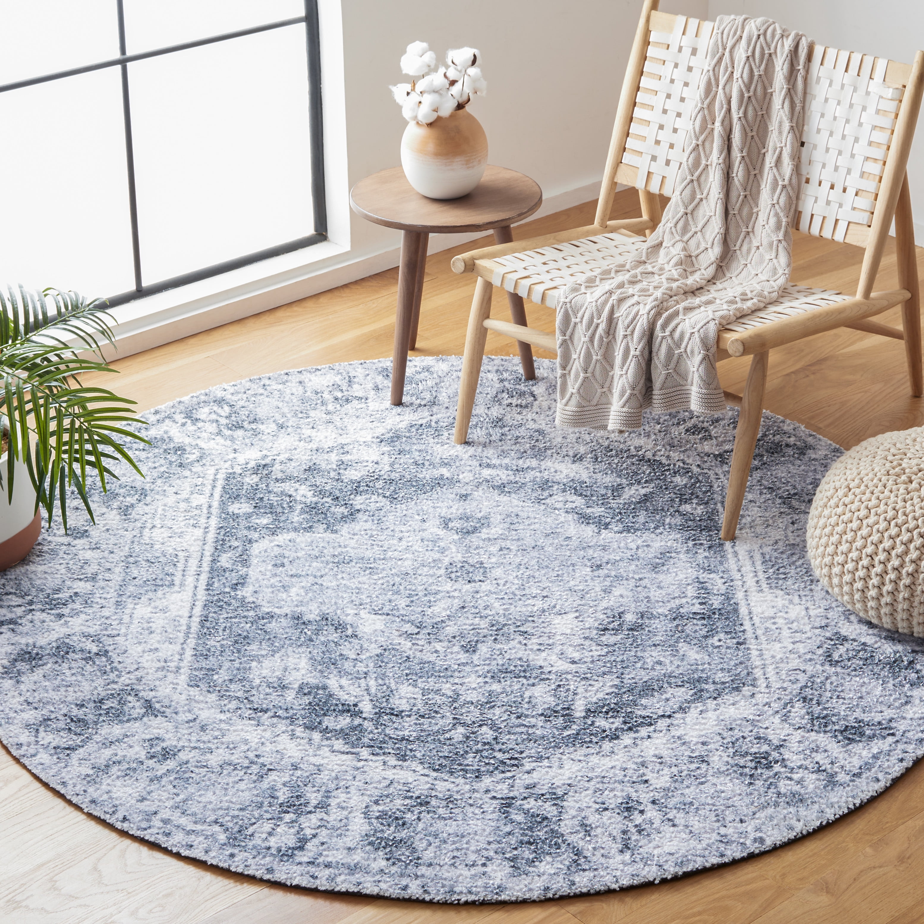 SAFAVIEH Classic Vintage Leandre Medallion Area Rug, Silver/Dark Grey, 6' x 6' Round
