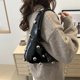 thumbnail image 4 of Bolso de mujer de moda con tachuelas de estilo europeo y americano 2025, nuevo modelo de gran capacidad, versión coreana, bandolera cruzada, bolso de mano., 4 of 10