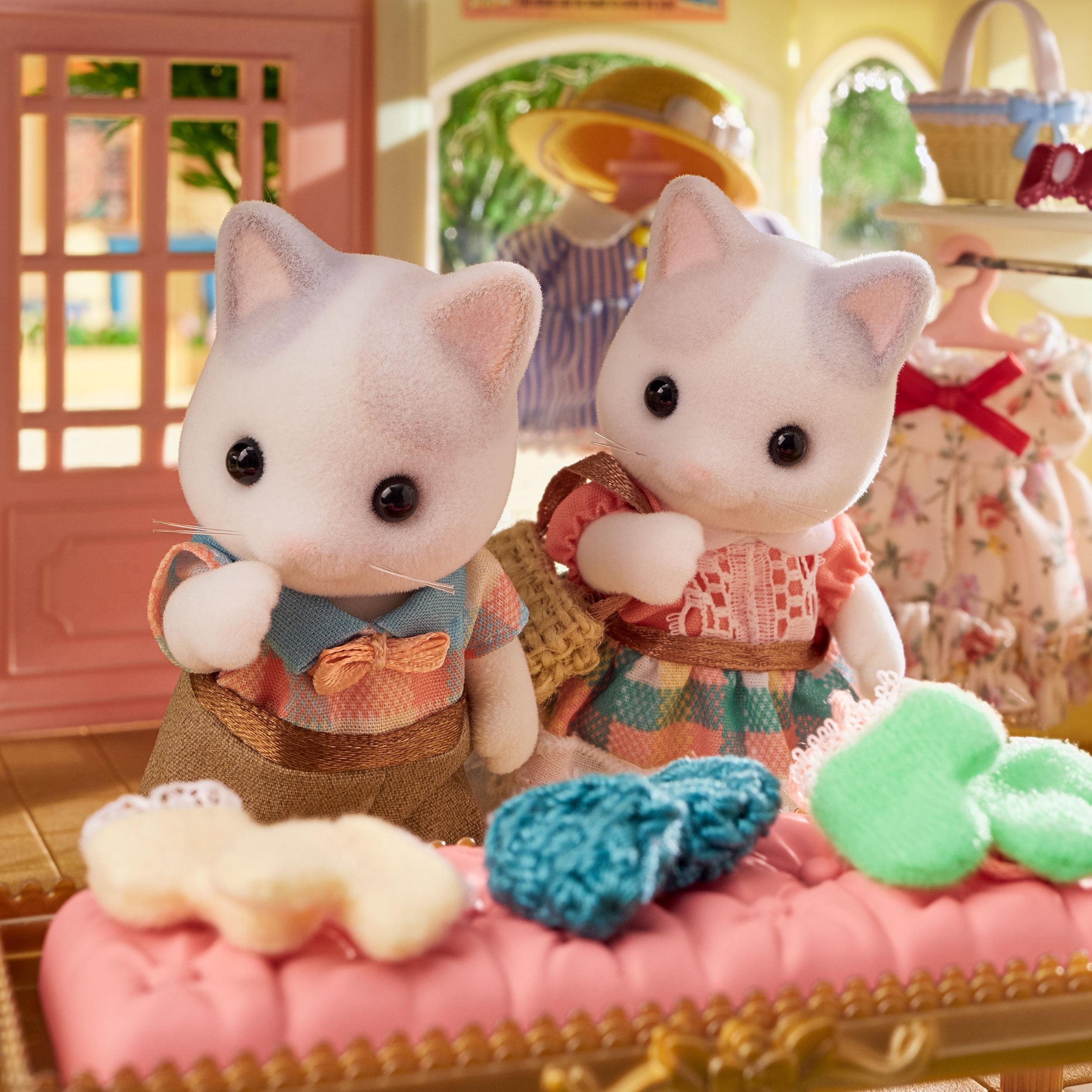 Calico Critters Latte Cat Family, Set of 4 Collectible Doll Figures