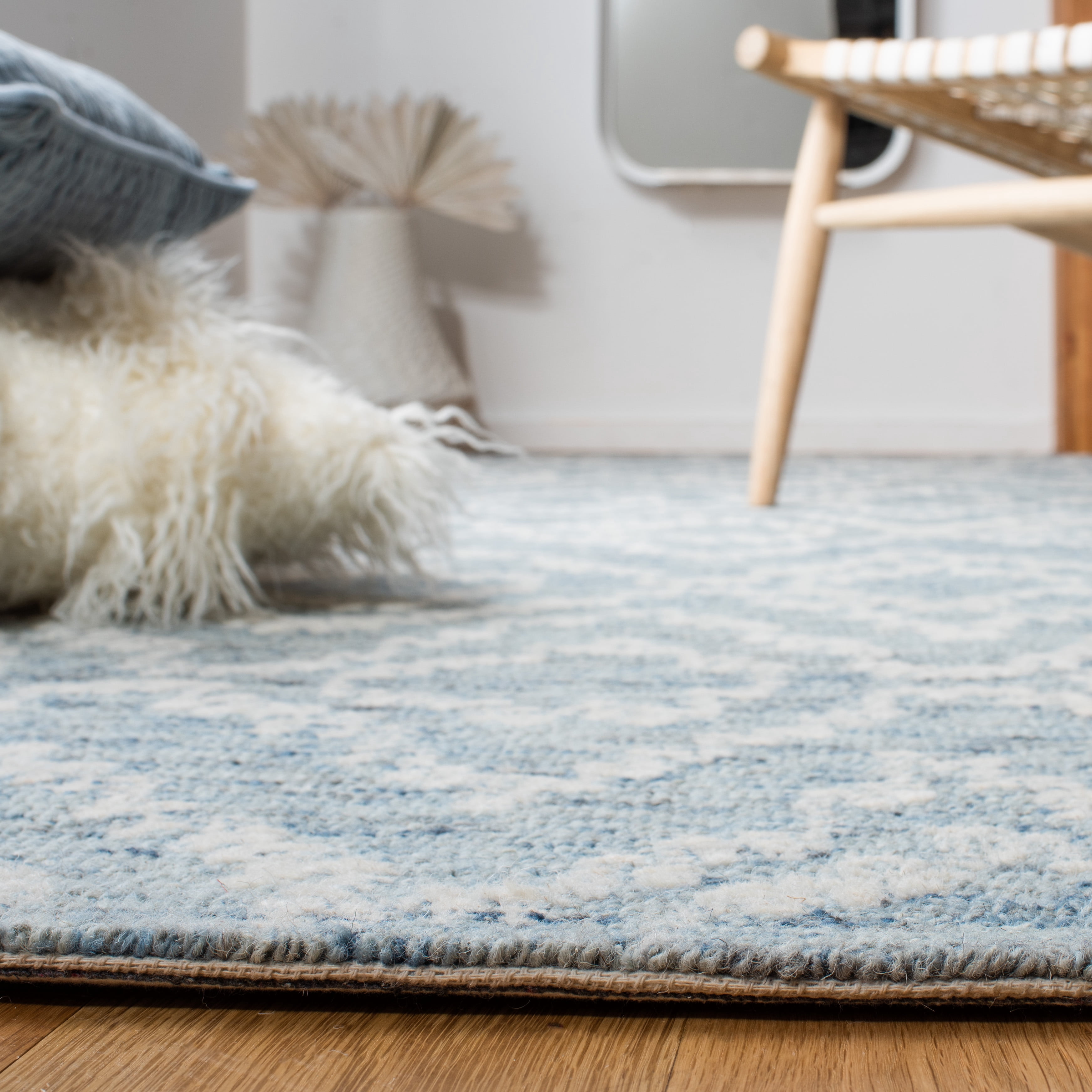 SAFAVIEH Metro Xaviera Diamond Area Rug, Natural/Blue, 6' x 6' Round