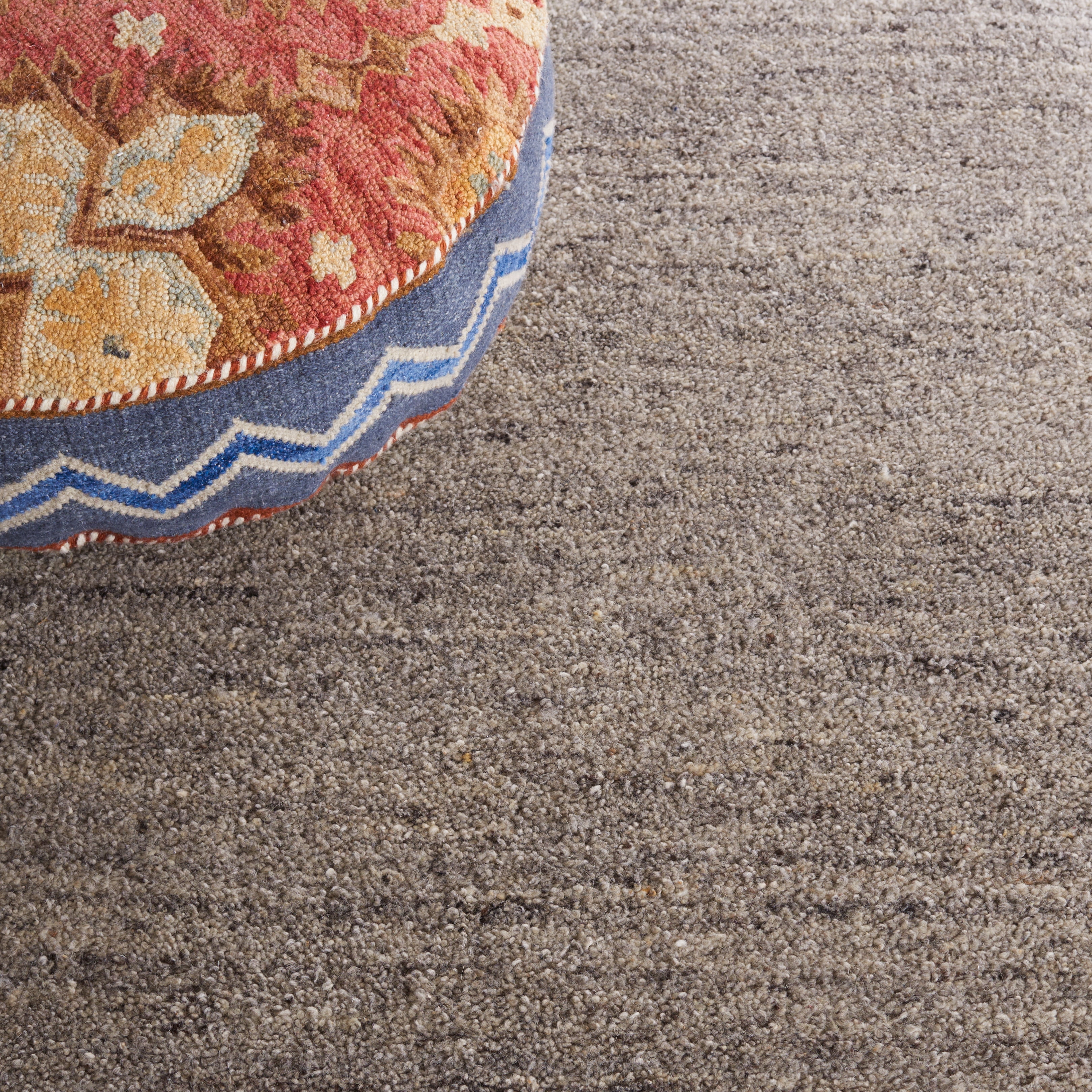 Safavieh Himalaya Flanagan Solid Area Rug, Light Gray, 3' x 5'