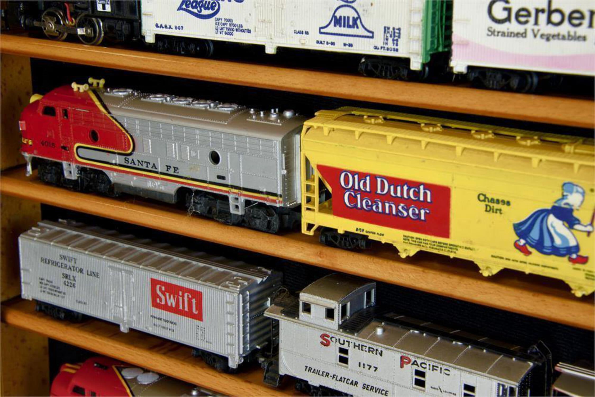 Small HO Scale Train Model Trains Locomotive Engine Display Case Cabinet