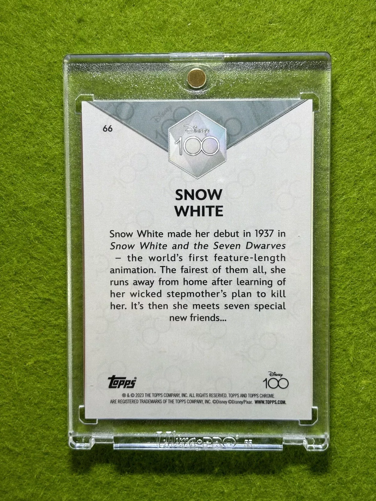 Snow White DISNEY 100 PINK REFRACTOR # /399 SP CARD 2023 Topps