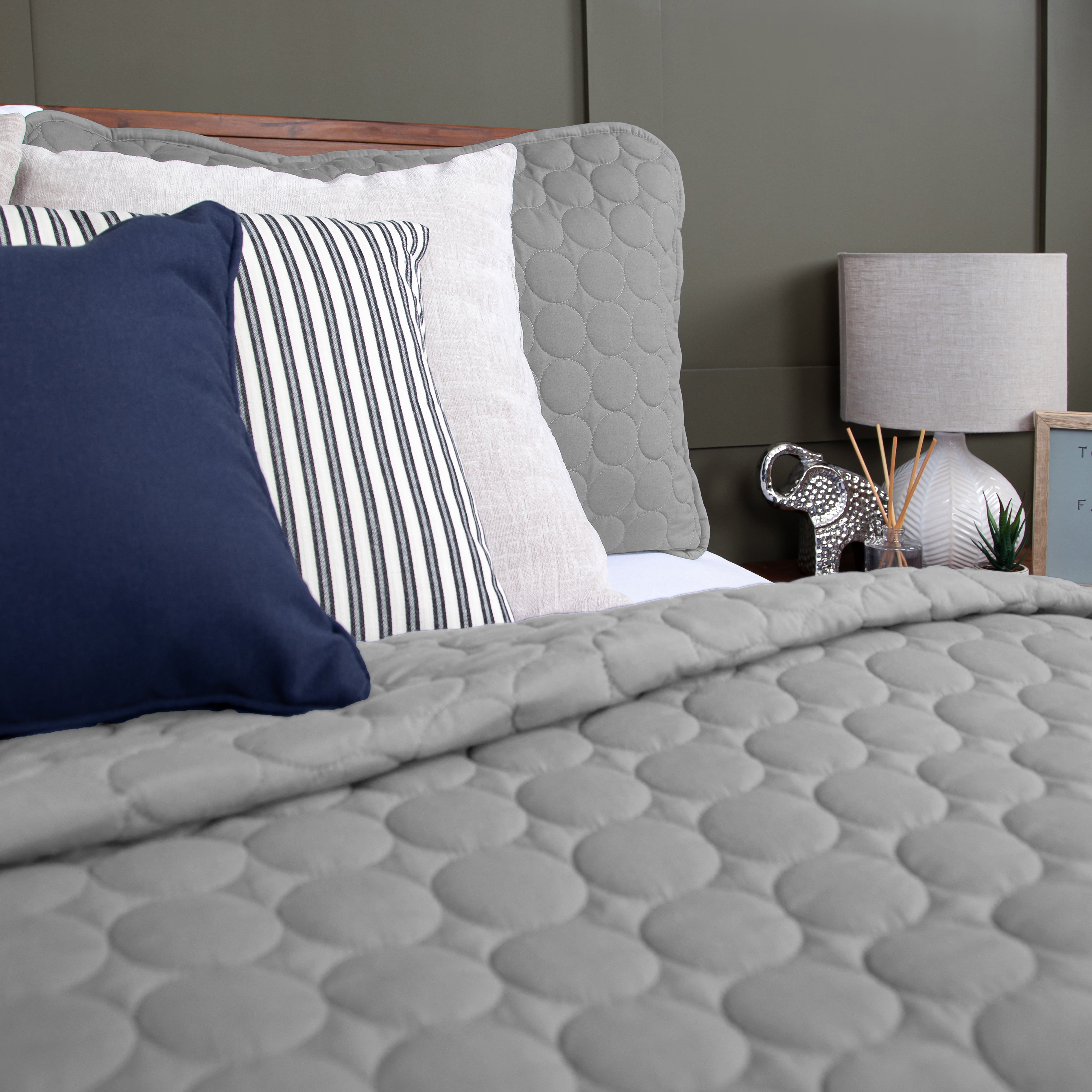 Southshore Fine Linens Oversized Quilt Bedding Set lightweight, soft coverlet bedspread 2-Piece with One matching sham , Chevron Sand, Twin / Twin XL