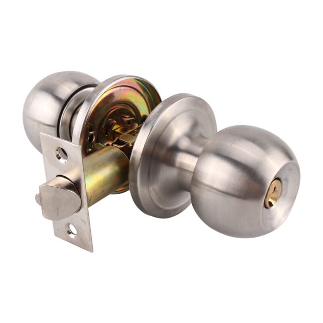 en forma de bola redonda, manija de puerta plateada de acero inoxidable, tipo de cerradura de puerta delantera, doble bucle con llaves. Primer plano en ángulo de un pomo esférico plateado de acero inoxidable con doble pomo y placa de cierre tubular visible; botón interior con torre y exterior con apertura de emergencia, adecuado para baño o recámara y también suele utilizarse en puertas de armario o cuartos de servicio.