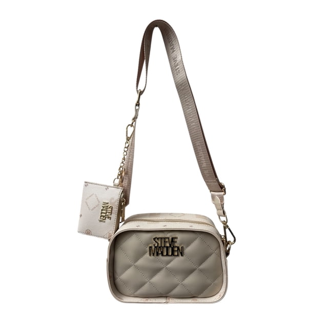 bolsa steve madden crossbody bsue milk crossbody compacta color milk con frente acolchado en rombos y logotipo metálico Steve Madden; correa ajustable marrón con herrajes dorados y tarjetero colgante con monograma. Vista frontal centrada, silueta estructurada para lo esencial; a menudo usada para llevar lo esencial en salidas diarias.
