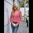 thumbnail image 4 of Camiseta Informal de Larga con Cuello en V y para Mujer, Color Liso Rosa S, 4 of 10