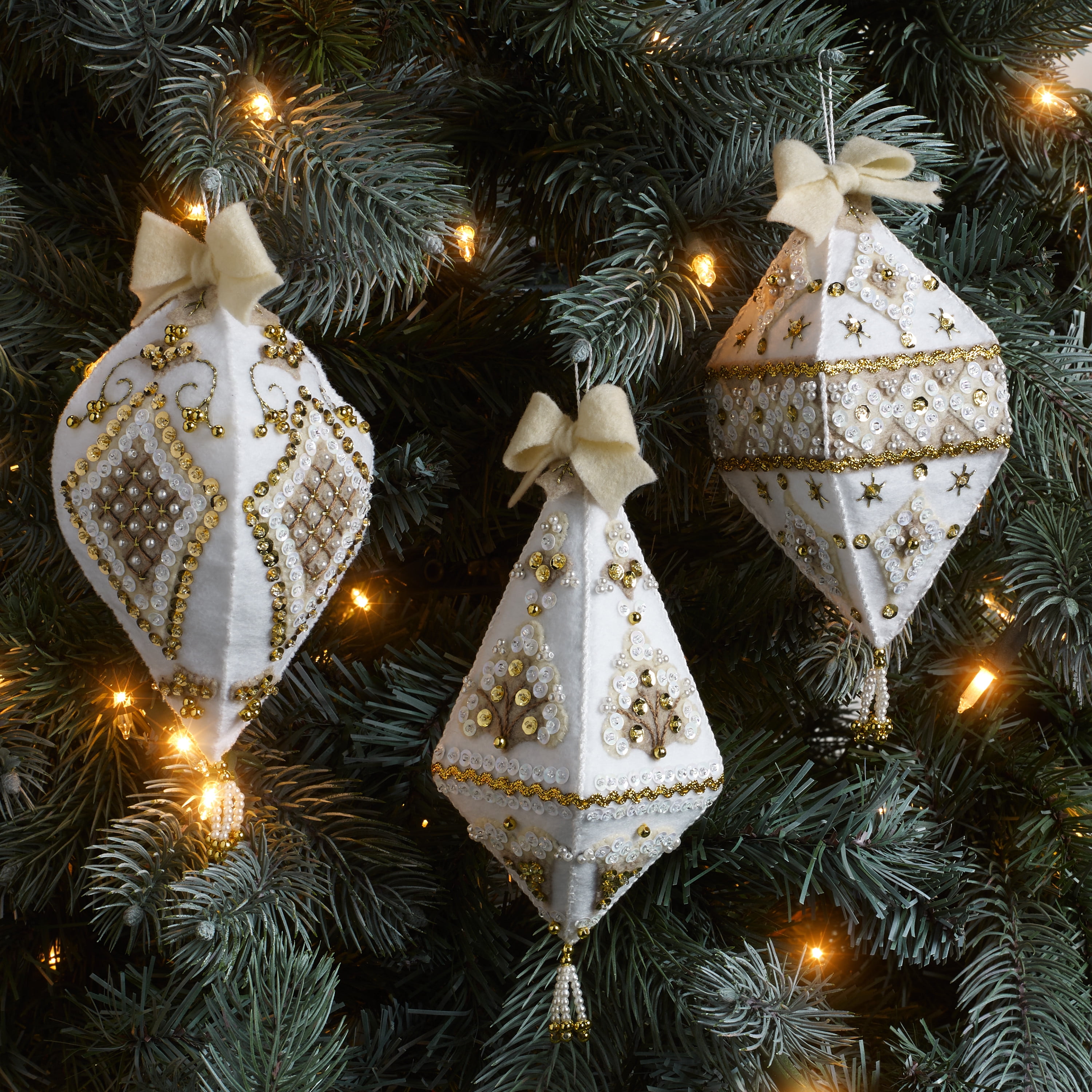 Bucilla Kit Applique In Feltro Ghirlanda Lavanderia Di Babbo Natale – Decorazione Home Fai-da-Te 27×12,7 Cm Con Paillettes E Perline