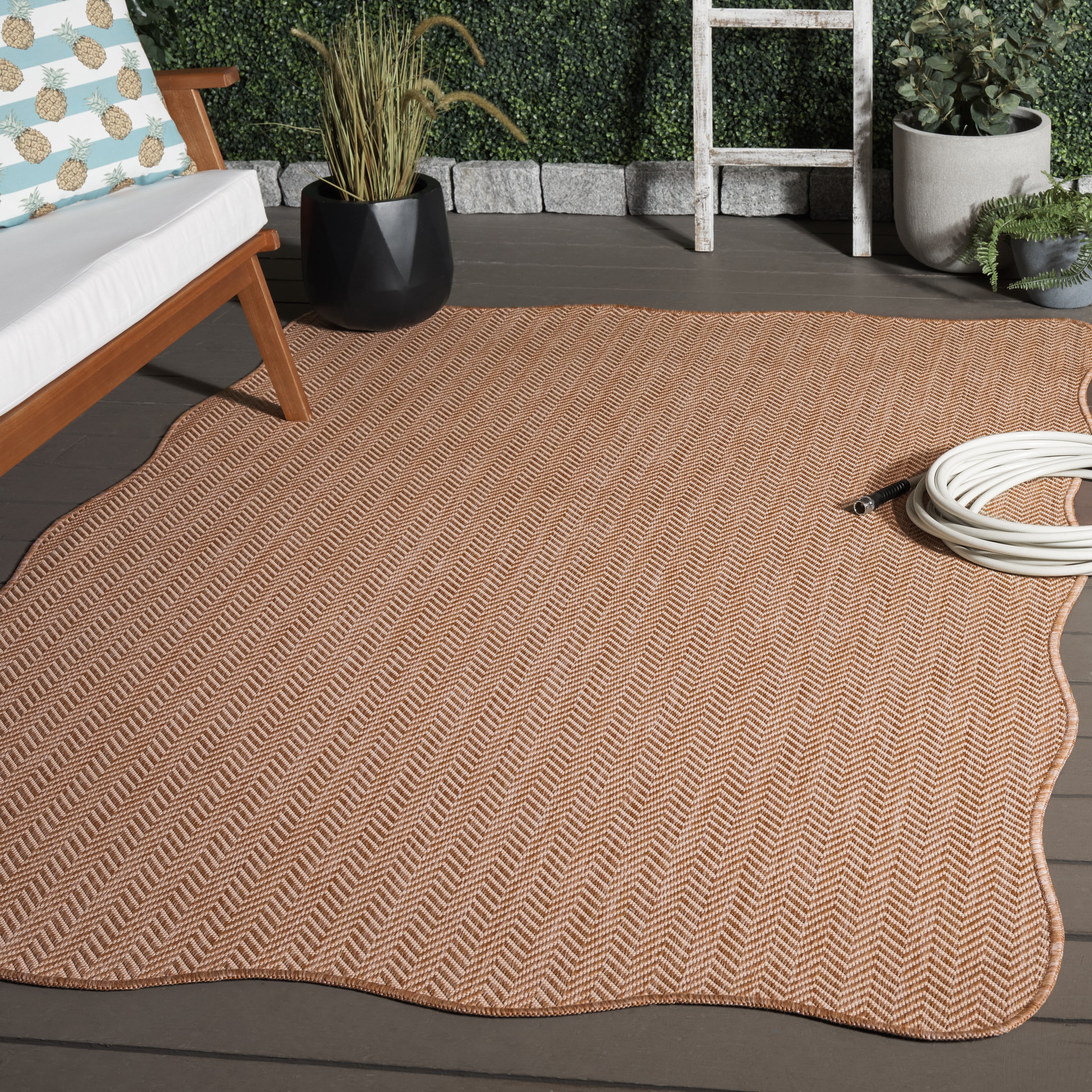 SAFAVIEH Courtyard Blazhe Chevron Indoor/Outdoor Area Rug, Natural/Cream, 5'3" x 7'7" Scalloped