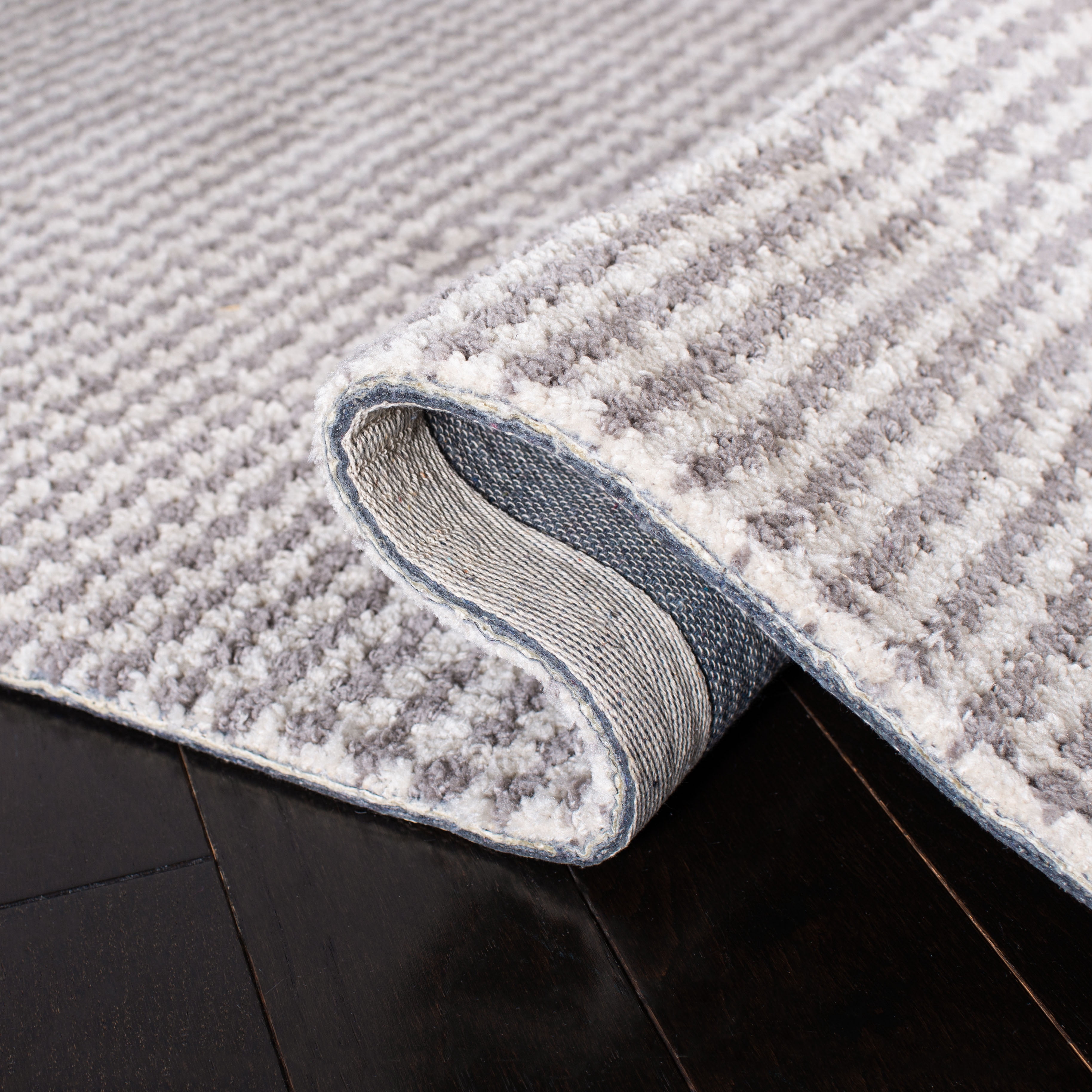 SAFAVIEH Soho Emerson Solid Area Rug, Silver, 6' x 9'