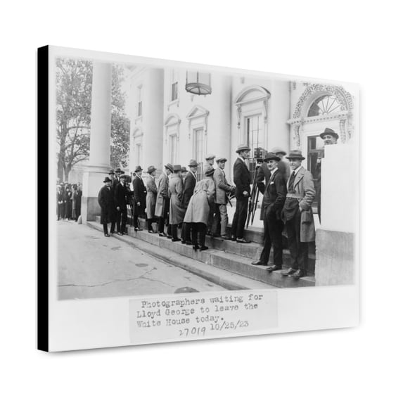 Canvas Print: Photographers Waiting For Lloyd George To Leave The White House