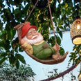 thumbnail image 4 of Gnomos divertidos Decoraciones de jardín Estatua colgante al aire libre, Gnomo de jardín de hadas Hamaca de hoja oscilante Estatuilla Adornos de árbol de resina para el hogar Patio Césped Ormromra WMPH-1530, 4 of 6
