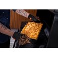 thumbnail image 4 of Guantes de horno Traeger con agarre de silicona resistente al calor, 4 of 9