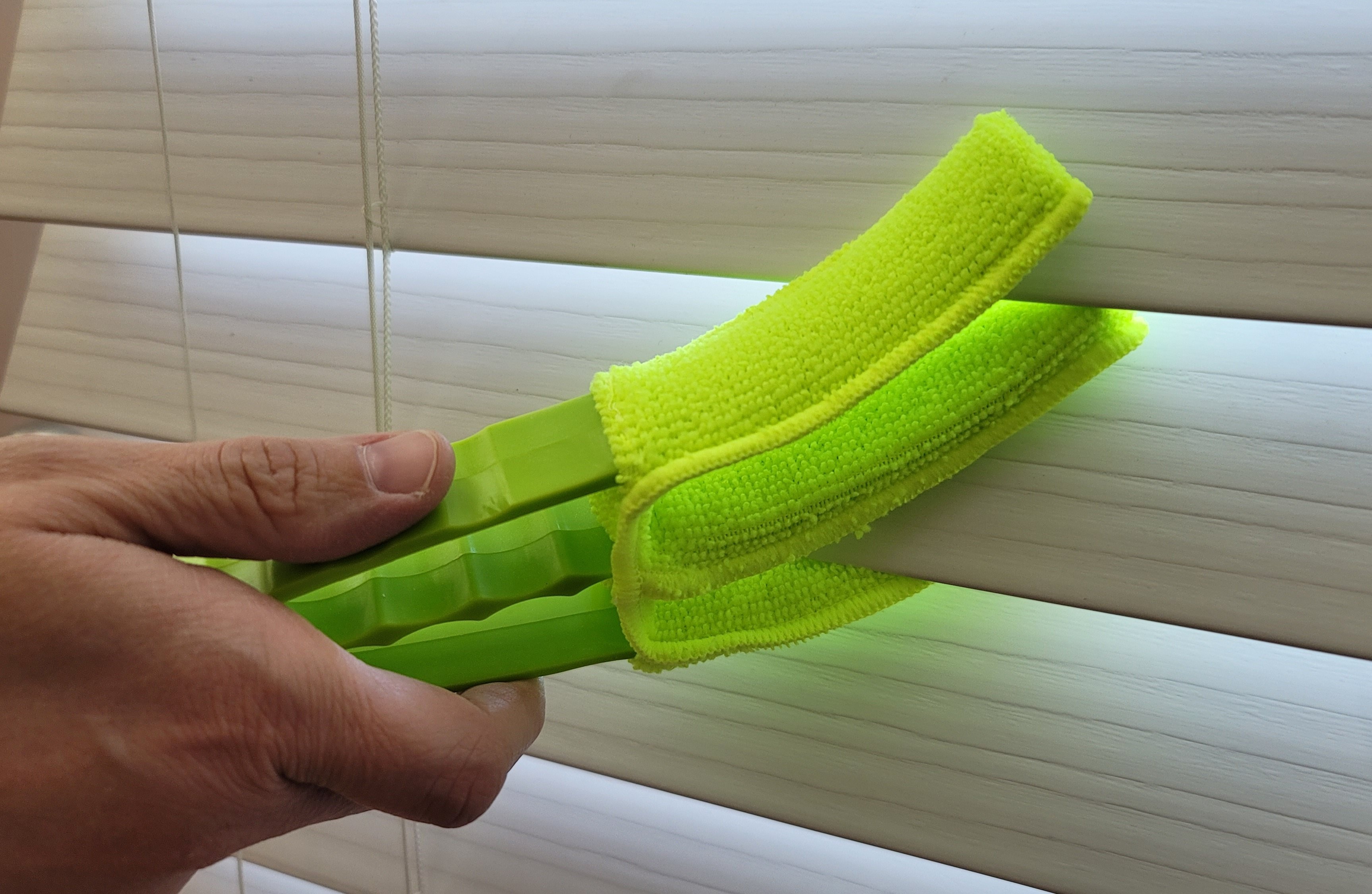 Window Blind Cleaner Duster Brush with Washable 3 Finger Microfiber Sleeve,  Shutter Cleaning Tool - Green 