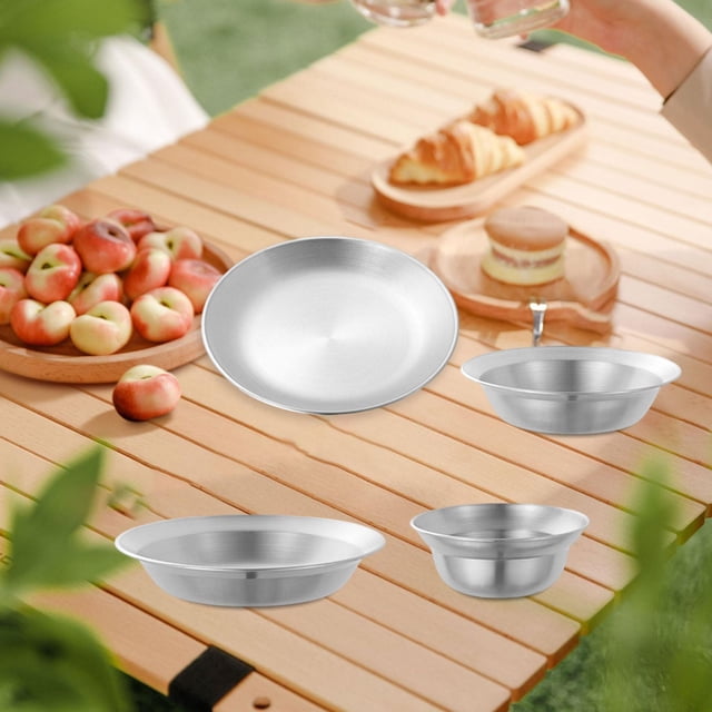 platos y cuencos de acero inoxidable, vajilla para exteriores, platos portátiles para la cena, utensilios para acampar, juego de vajilla para senderis 4 piezas de plata Juego de 4 piezas plateado de acero inoxidable: plato llano 21 cm, plato poco profundo 21 cm, cuenco poco profundo 18 cm y cuenco profundo 14 cm; superficie lisa y base plana, mostrado sobre mesa de picnic con frutas y panecillos, reutilizable y apto para camping y senderismo.