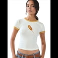 thumbnail image 2 of Camiseta Gráfica Vintage para Mujer con Cuello Redondo Acanalado y Ribete en Contraste Borde Anaranjado L, 2 of 10