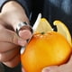 thumbnail image 4 of 1 juego de 4 peladores de naranjas de acero inoxidable con anillo ergonómico (plateados), 4 of 5