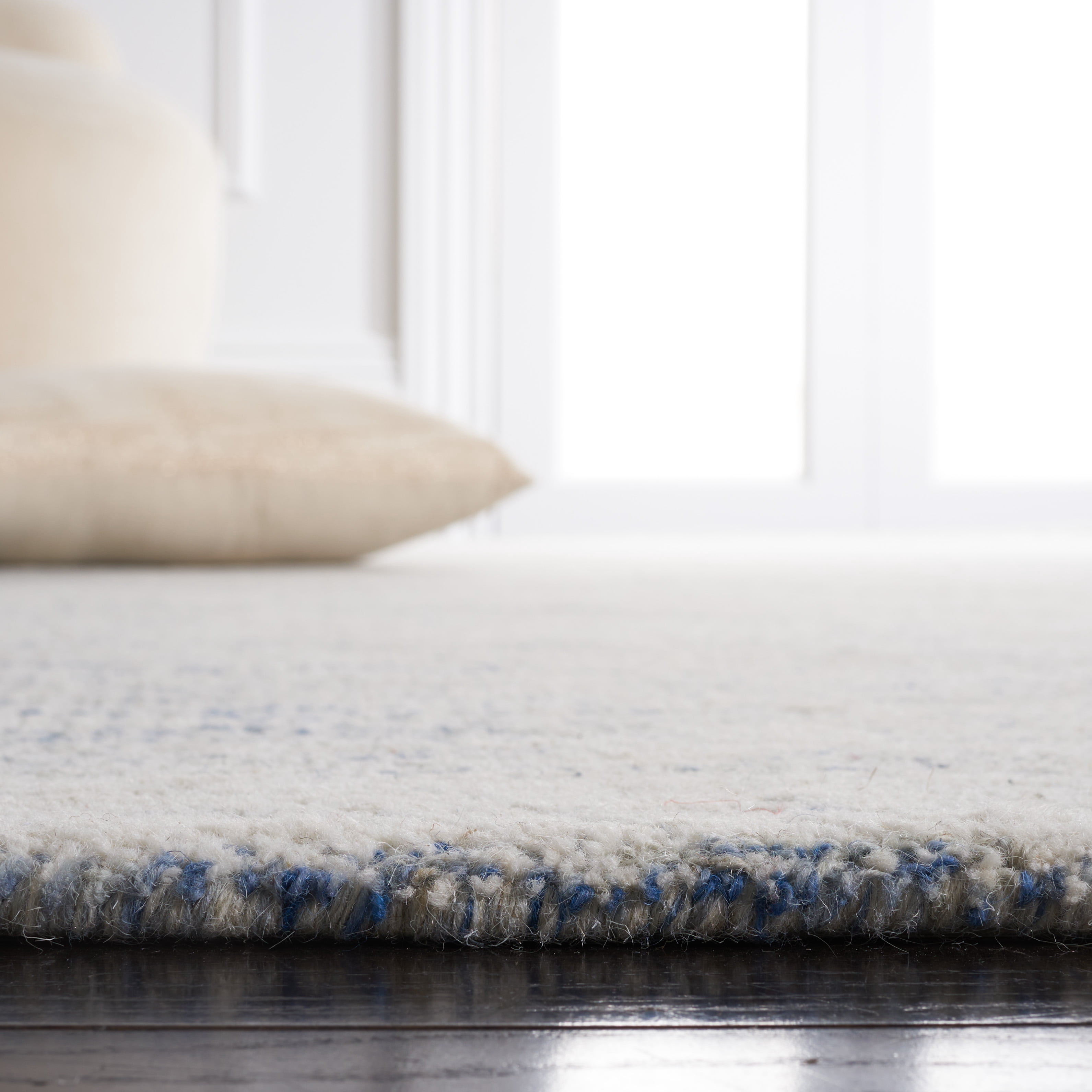 SAFAVIEH Metro Patricia Distressed Area Rug, Blue/Ivory, 5' x 8'