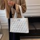 thumbnail image 4 of Sywqhk Bolso De Hombro Grande De Pana Con Entramado De Diamantes Acolchado (Beige) Sywqhk Para estrenar, 4 of 9